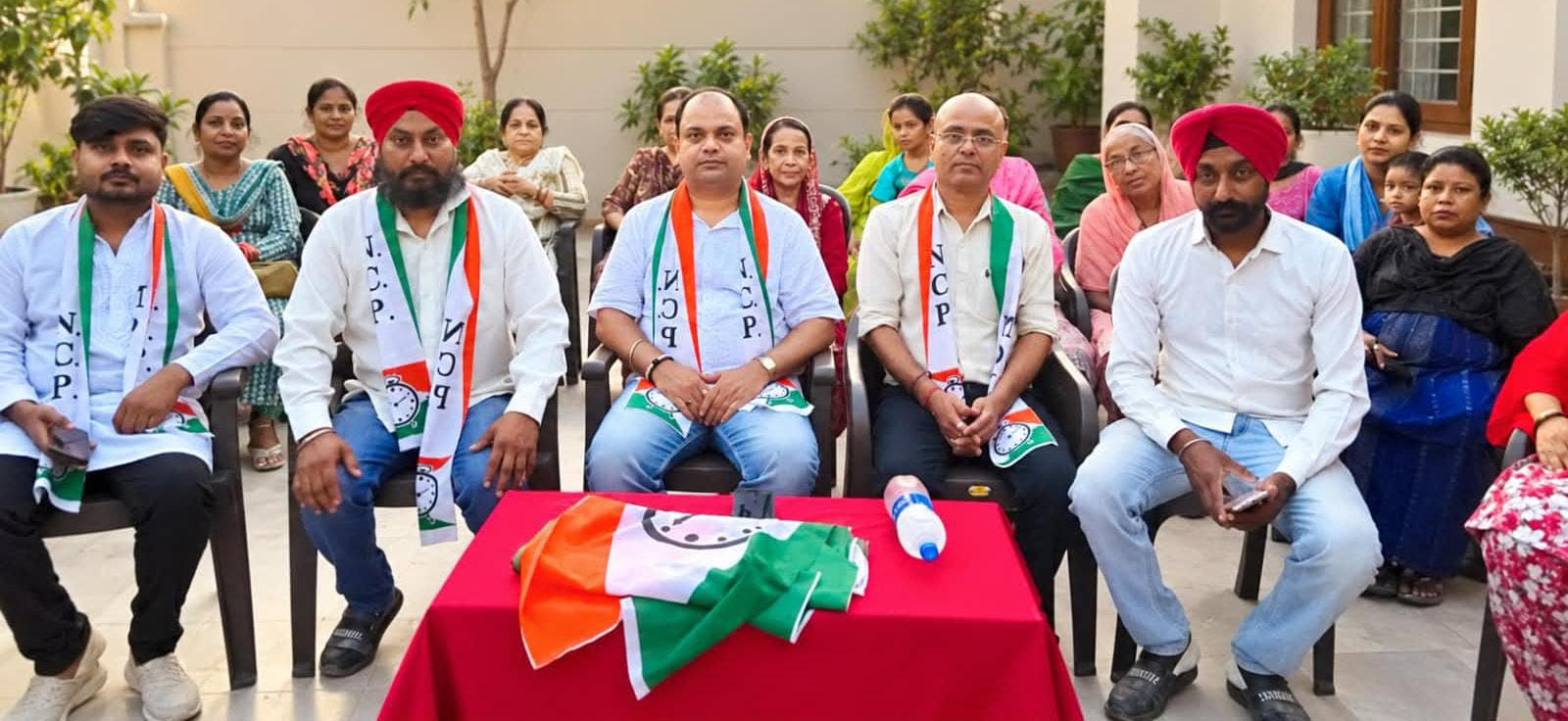 डिमना में NCP की बैठक के दौरान पार्टी के कई कार्यकर्ता और महिला कार्यकर्ता बैठे हुए दिखाई दे रहे हैं।