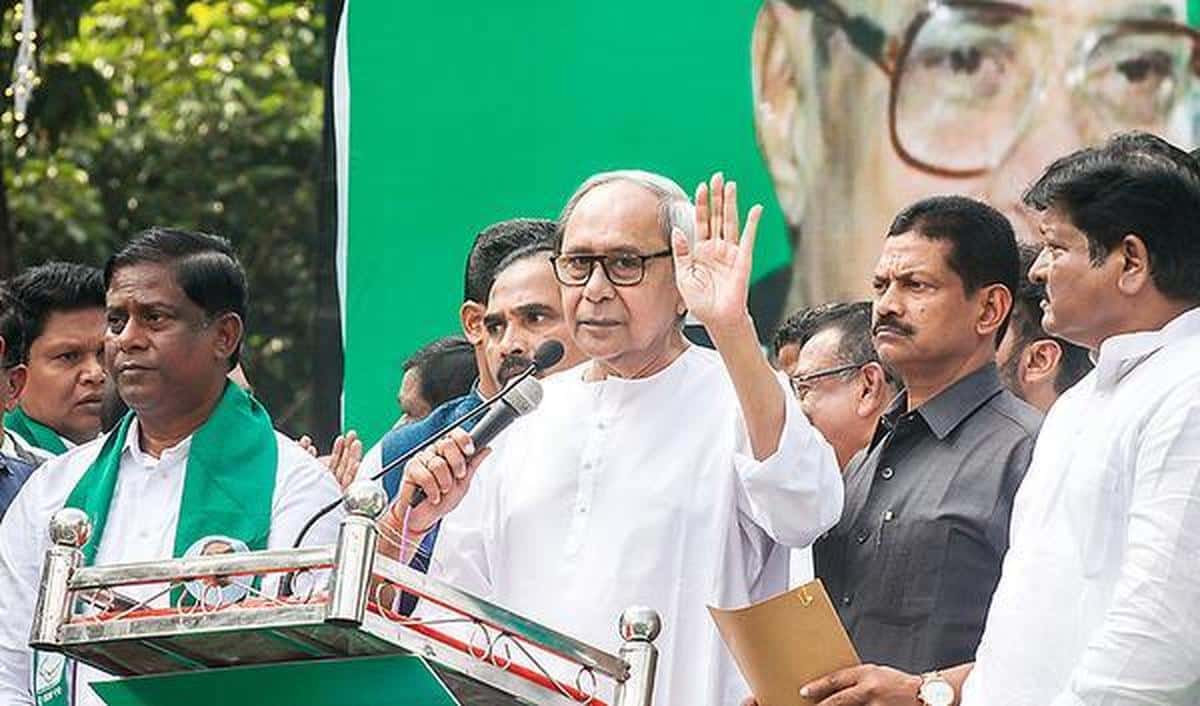 बाढ़ राहत कार्य की तस्वीर नहीं; मंच पर भाषण देते एक वरिष्ठ नेता और आसपास मौजूद पार्टी कार्यकर्ता