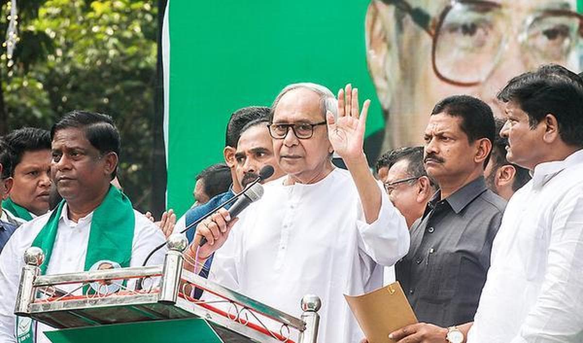 बाढ़ राहत कार्य की तस्वीर नहीं; मंच पर भाषण देते एक वरिष्ठ नेता और आसपास मौजूद पार्टी कार्यकर्ता