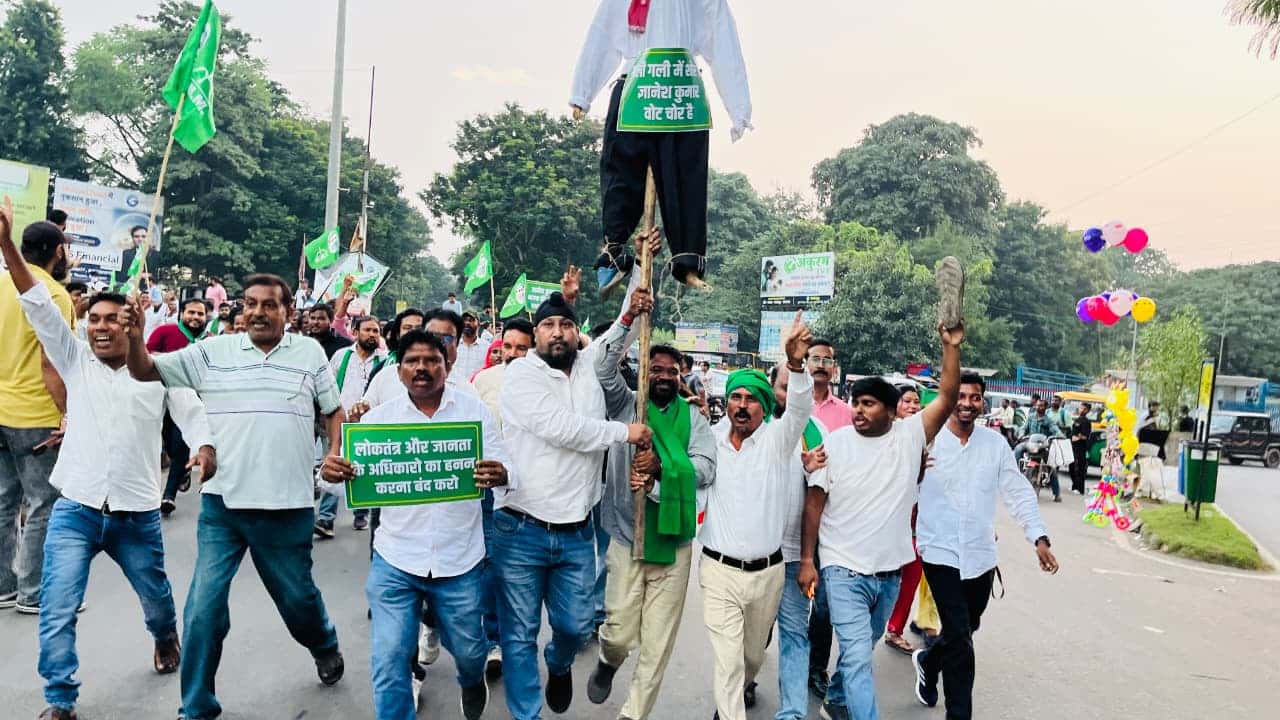 जमशेदपुर में प्रदर्शन के दौरान बड़ी संख्या में लोग सड़क पर मार्च करते दिखाई दे रहे हैं। प्रदर्शनकारियों के हाथों में हरे झंडे और पोस्टर हैं। भीड़ के बीच एक व्यक्ति के हाथ में पुतले का ढांचा भी नजर आ रहा है, जबकि अन्य लोग नारे लगाते हुए आगे बढ़ रहे हैं।